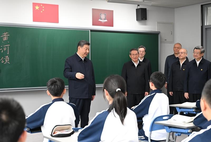 △2026年3月23日,在河北雄安新区考察时,习近平总书记来到北京四中雄安校区,同师生亲切交谈。